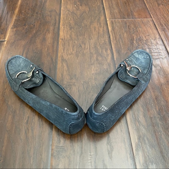 Stuart Weizmann Women’s unique design flat leather shoes size 7M - Picture 2 of 7